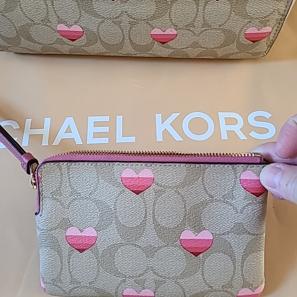 Coach Heart  Printed Crossbody Bag /Handbag and Heart Printed  Wrist Zip - Picture 10 of 12
